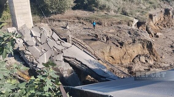 Bərpa edilən körpünü sel apardı: “günah” yağışdadır? - Video