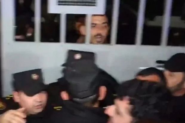 İrəvanda polis əməkdaşları ilə Azərbaycanın qaytardığı hərbçilərin yaxınları arasında dava düşüb