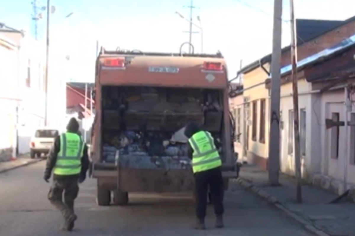 Qubada tullantı qabları yığışdırılır? - VİDEO
