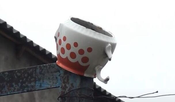 Bu kənddə hasarlara çaynik və buynuz qoyulur - Video