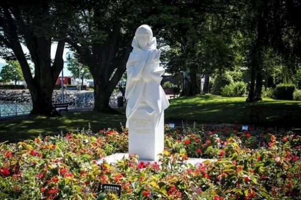 Azərbaycan ziyalıları və ədəbiyyatçıları Natəvanın Fransadakı heykəlinə qarşı rəftarı pisləyiblər - BƏYANAT