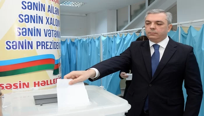 Prezident Administrasiyasının rəhbəri Samir Nuriyev 34 saylı seçki məntəqəsində səs verib