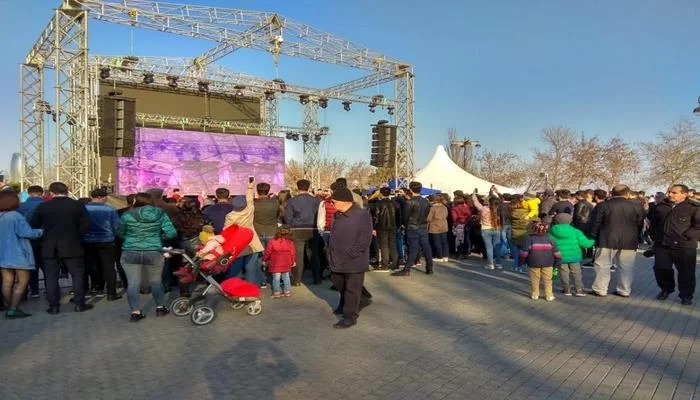 Minlərlə insan Dənizkənarı Milli Parka axın etdi