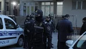 Qətldə şübhəli bilinən şəxsin xalası: “Əvvəlcə atasını öldürüb və anasını məktəbdən evə çağırıb” - VİDEO