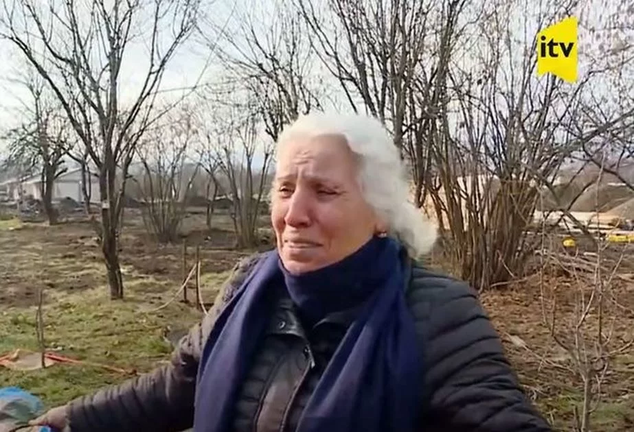 Üç övladını Xocalıda öz əlləri ilə basdıran Sədaqət Hüseynova onların məzarları başında - VİDEO