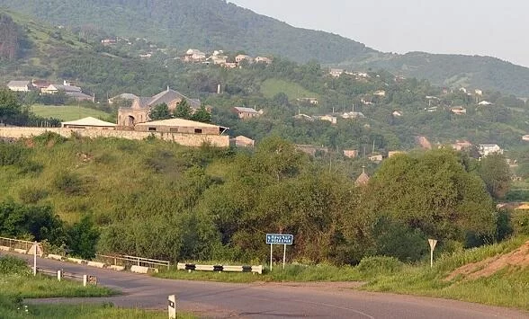 Simonyan xəritə yaydı: Tavuşda heç bir kəndi vermirik