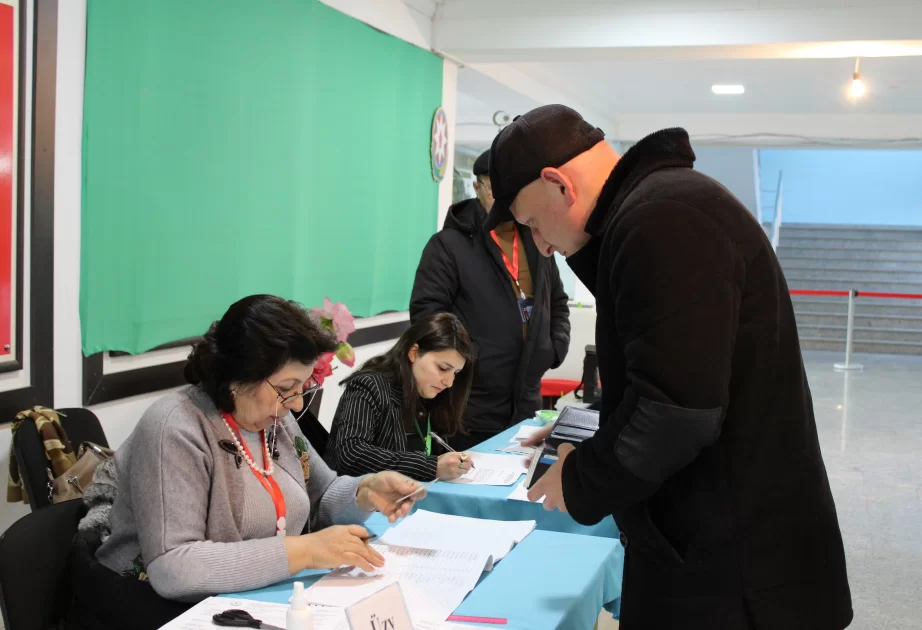 Qərb bölgəsində seçicilər bələdiyyə üzvlərini seçirlər