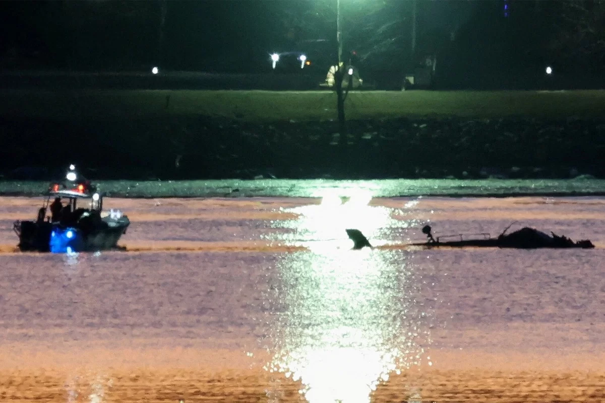 Vaşinqtonda qəzaya uğrayan təyyarənin qara qutuları Potomak çayından çıxarılıb