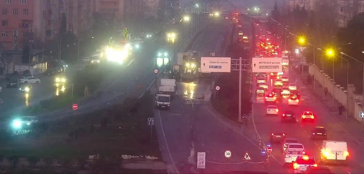 Paytaxtın əsas prospektlərindən birində təmir işləri aparılır, hərəkətə məhdudiyyət qoyulub