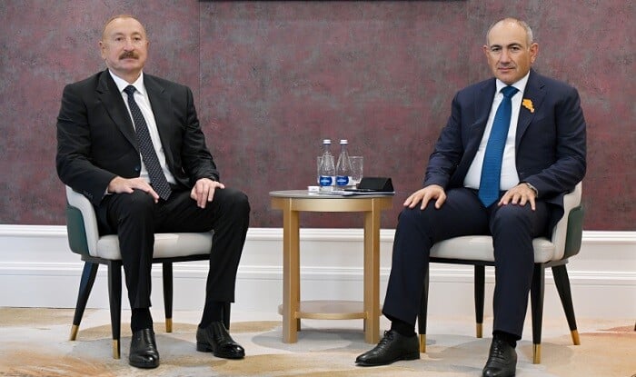 İlham Əliyevlə Paşinyan arasında görüş keçirildi
