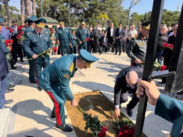 Generalın dəfninə görün kimlər gəldi - Foto