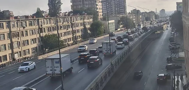 Sürücülərin nəzərinə: Bakıda 19 istiqamətdə sıxlıq var - Siyahı - Foto