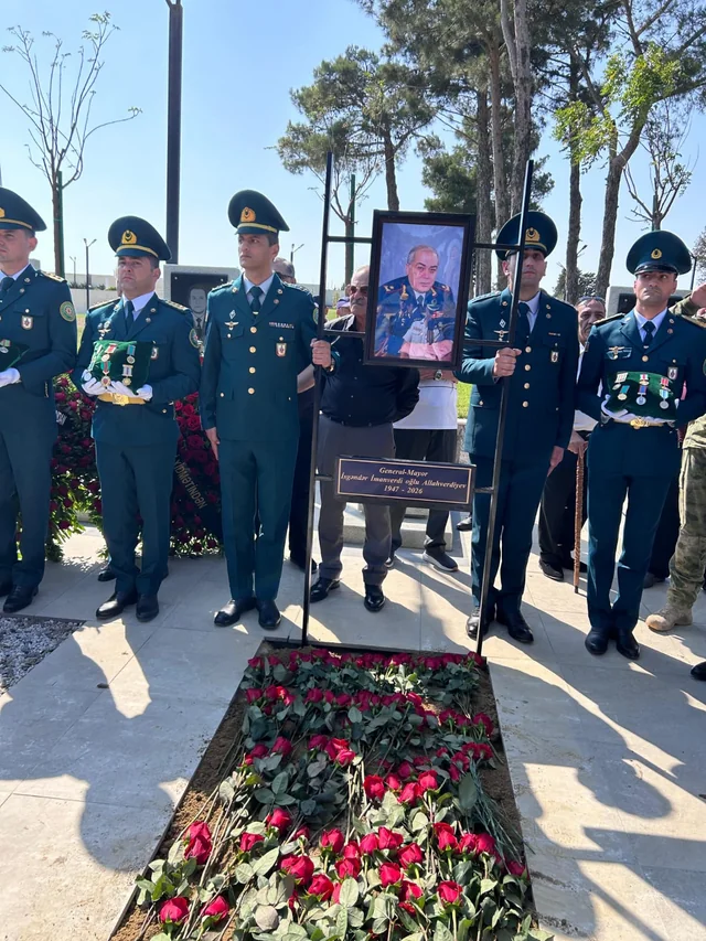 Generalın dəfninə görün kimlər gəldi - Foto