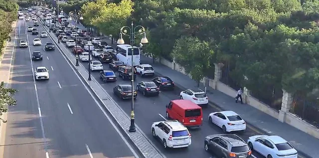 Sürücülərin nəzərinə: Bakıda 19 istiqamətdə sıxlıq var - Siyahı - Foto
