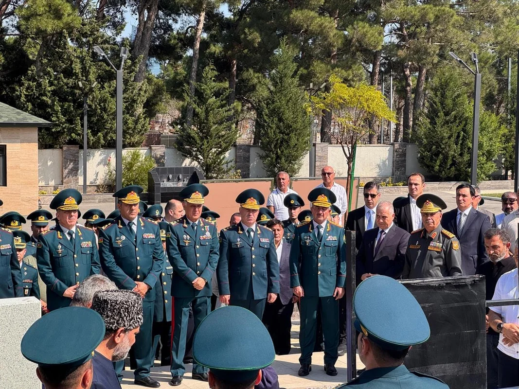 Generalın dəfninə görün kimlər gəldi - Foto
