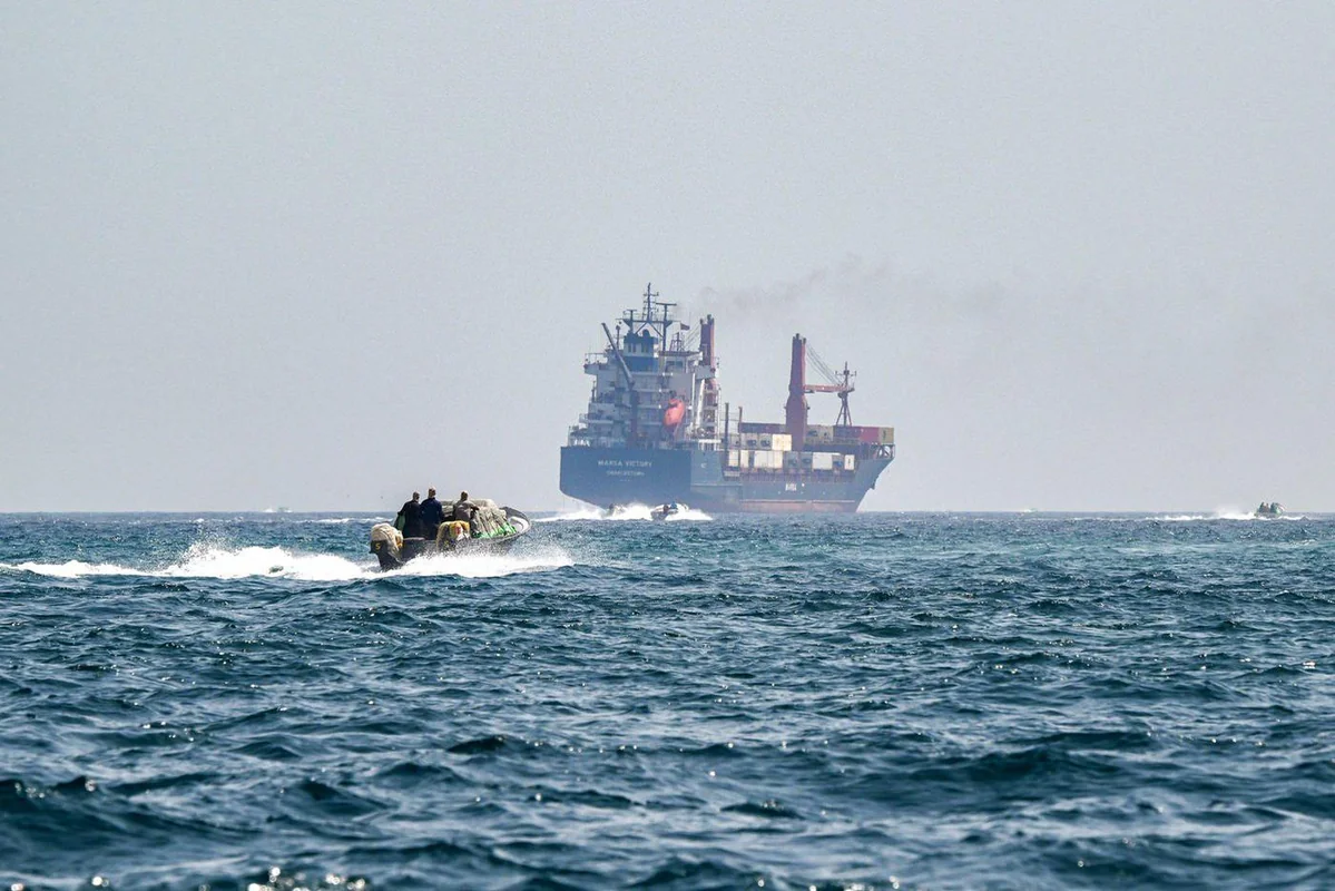 Hörmüz boğazında tanker vuruldu: Ölən var