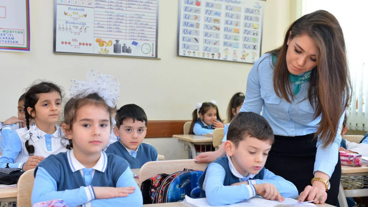 Məktəbli geyimi ilə bağlı qurumdan açıqlama: "Təxribatlara uymayın"