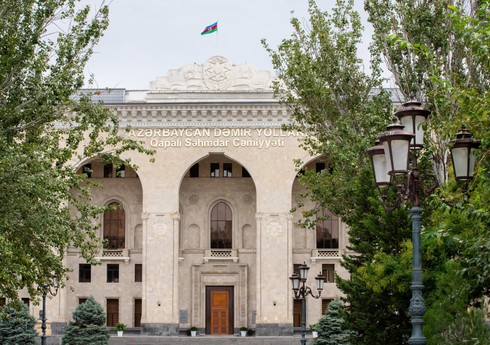ADY: Dəmir yolunun qadağan olunmuş hissəsindən keçən piyada xəsarət alıb
