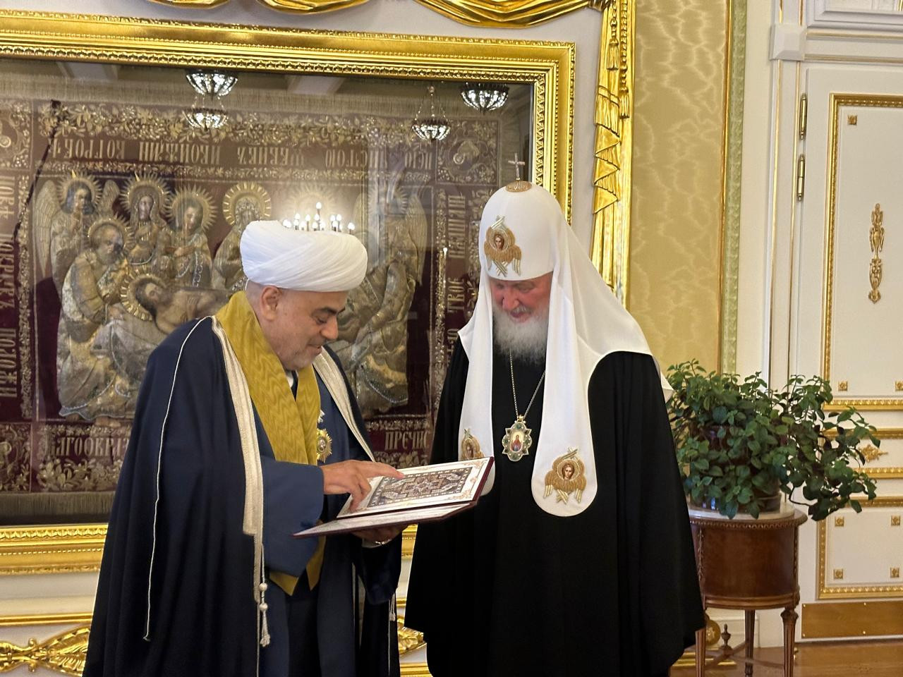 Allahşükür Paşazadə Rus Pravoslav Kilsəsinin rəhbərinə Qarabağ xalçası bağışlayıb