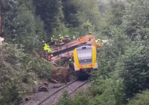 Almaniyada sərnişin qatarı relsdən çıxıb, xeyli sayda yaralı var