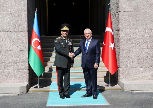 Azərbaycan müdafiə naziri türkiyəli həmkarını təbrik edib