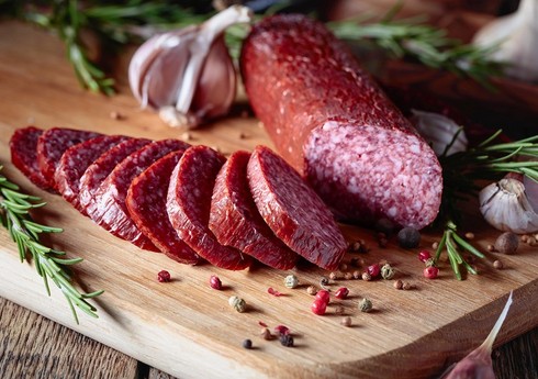 Azərbaycanda kolbasa ehtiyatı 16 % azalıb
