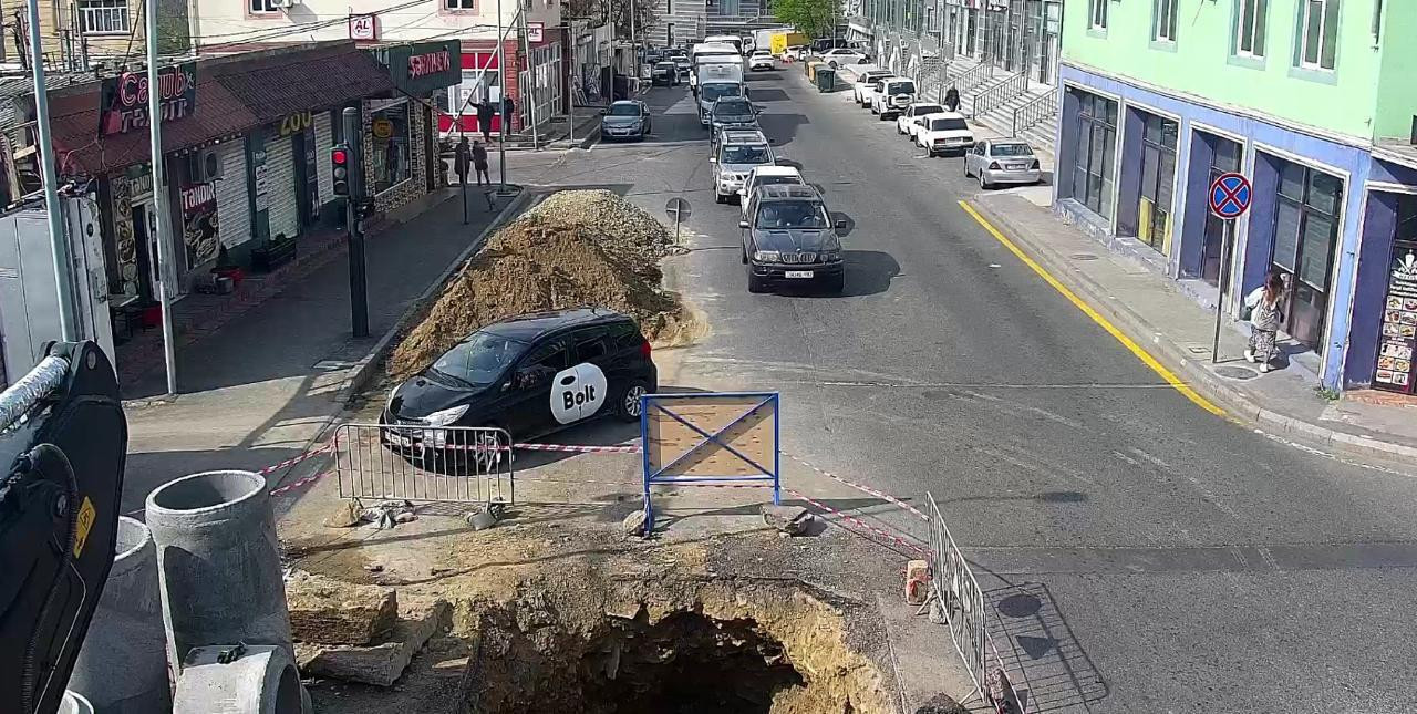 Bakıda bir neçə yolda təmirlə bağlı avtomobillərin hərəkətinə məhdudiyyət qoyulub - FOTO