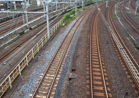 Bakıda daha bir sürücü diqqətsizliyi dəmiryol xəttində qəzaya səbəb olub