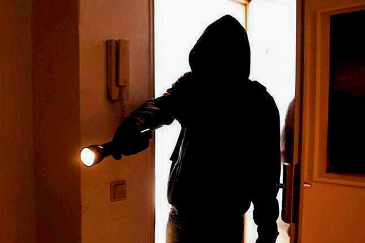 Bakıda ticarət mərkəzindən oğurluq edilib