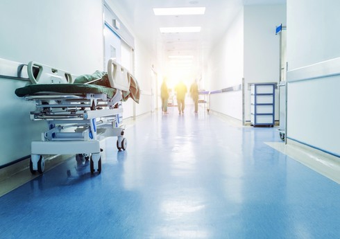 Bakıda yük avtomobilin vurduğu piyada iki gün sonra ölüb