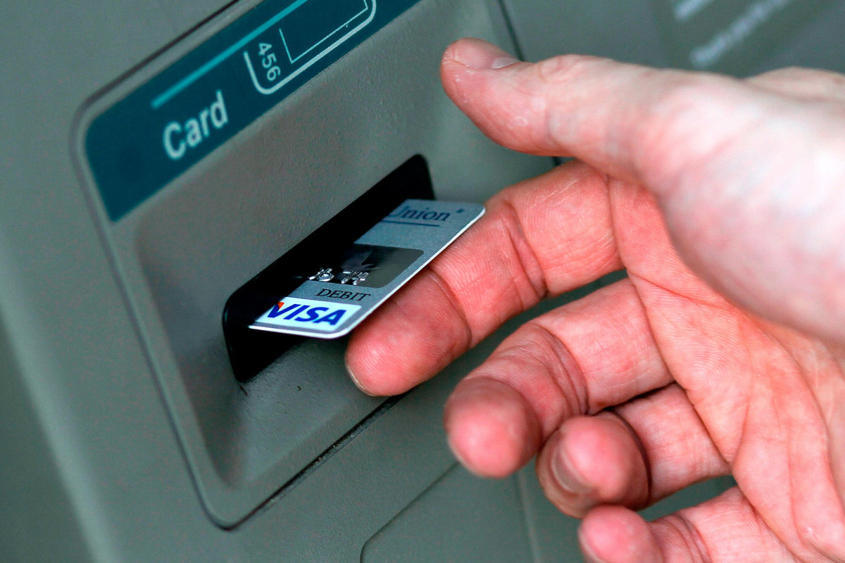 Bank kartından 2500 manatdan çox pul oğurlayan kişi və qadın saxlanılıb