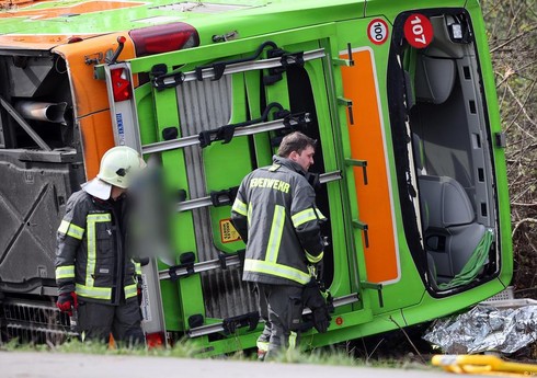 Bavariyada iki avtobus toqquşub, 50-yə yaxın insan xəsarət alıb