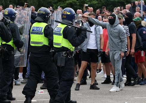 Britaniyanı qanunsuz mühacirlərə qarşı etirazlar bürüyüb