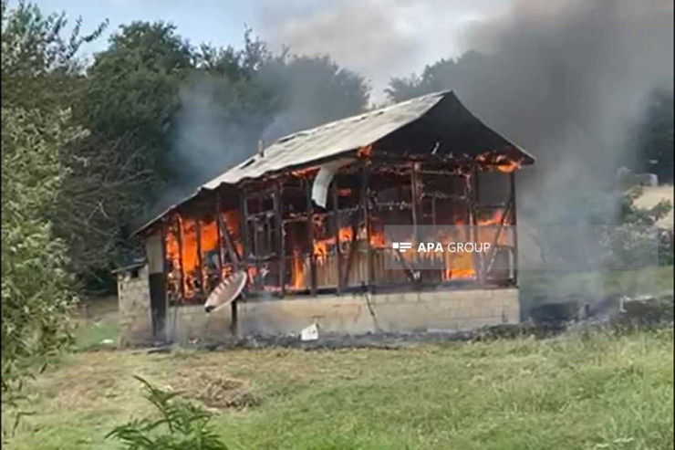 Cəlilabadda ev yanaraq kül oldu - FOTO