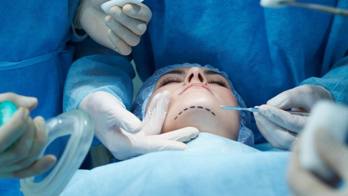 Estetik əməliyyat zamanı canlı yayım açan cərrahla bağlı araşdırma başlayıb