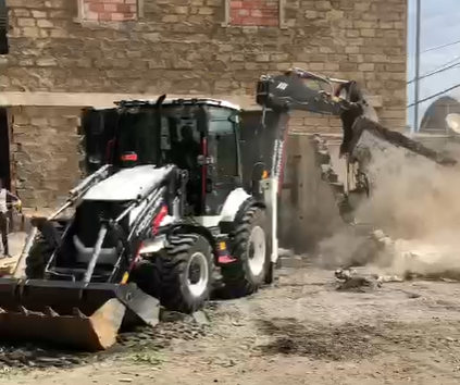 Gəncədə qanunsuz tikili sökülüb - VİDEO