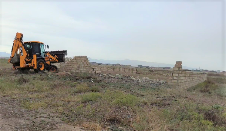 Gəncədə qanunsuz tikililər sökülüb - VİDEO