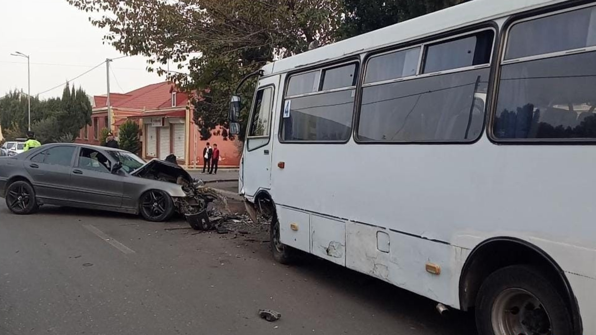 Gəncədə sərnişin avtobusu ilə minik maşını toqquşub, xəsarət alanlar var