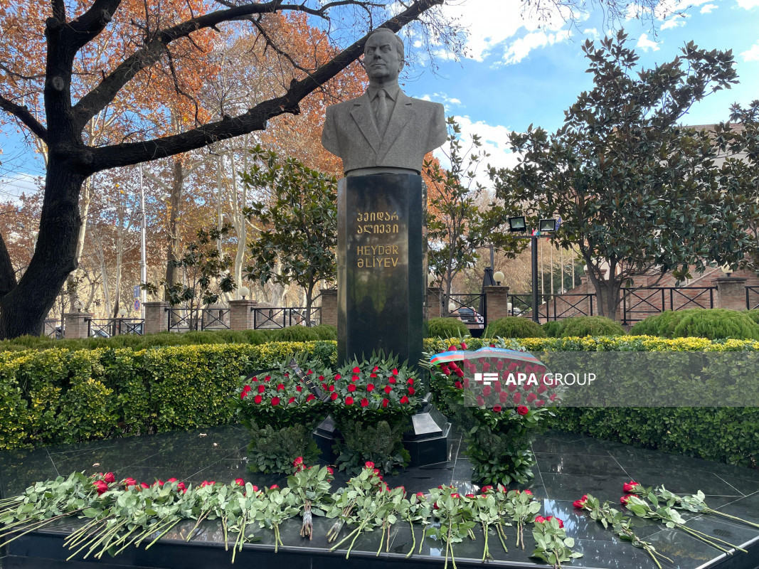 Gürcüstanda Ulu Öndər Heydər Əliyevin xatirəsi anılıb - FOTO