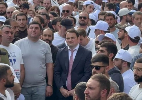 İrəvanda Samvel Karapetyana dəstək aksiyası başlayıb