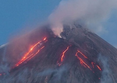 Kamçatkadakı Klyuçevskaya Sopka vulkanı 9 km hündürlüyə kül atıb