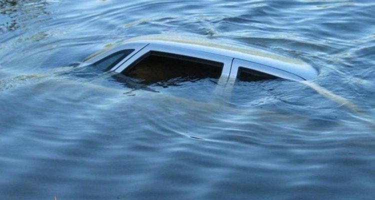 Kanala düşən avtomobilin sürücüsünün axtarışları davam etdirilir - YENİLƏNİB