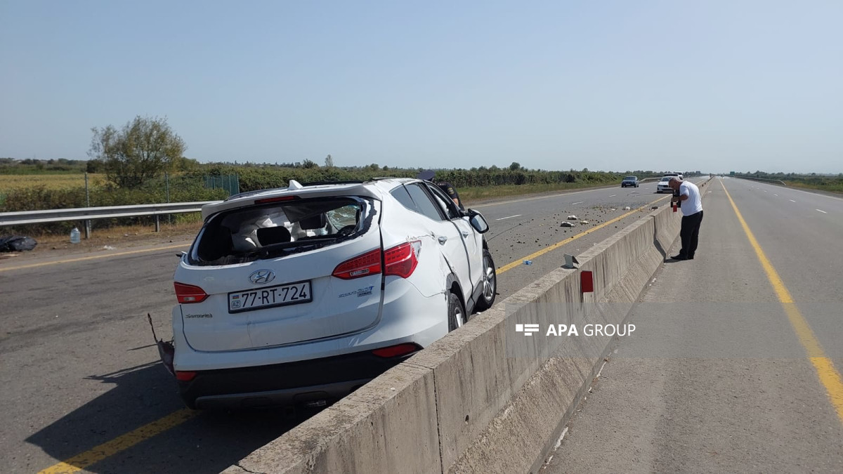 Lənkəranda avtomobil betona çırpılıb, xəsarət alanlar var - FOTO
