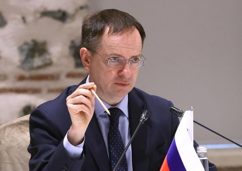 Medinski: Ukrayna ilə hərbi əməliyyatlar nəticəsində köçkün düşənlərin geri qaytarılması müzakirə olunub