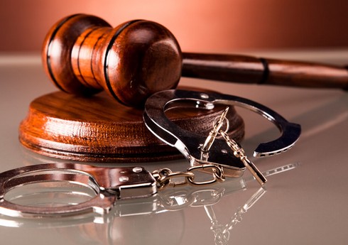 Məhkəmə direktoru öldürməkdə təqsirləndirilən sabiq rəis müavininin oğlu barədə qərar verib