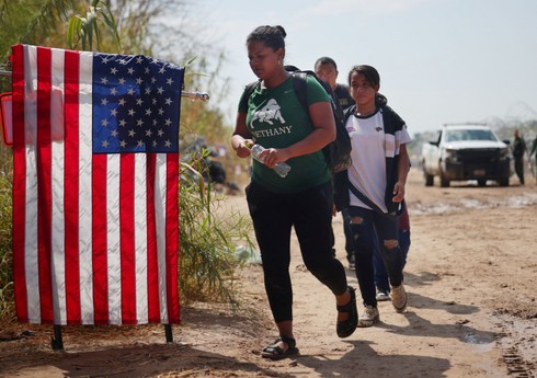 NYT: Tramp miqrantların saxlanılmasını dayandırmağı əmr edib