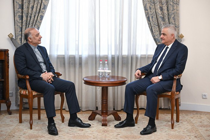 Paşinyanın müavini İran səfiri ilə kommunikasiyaların açılmasını müzakirə edib