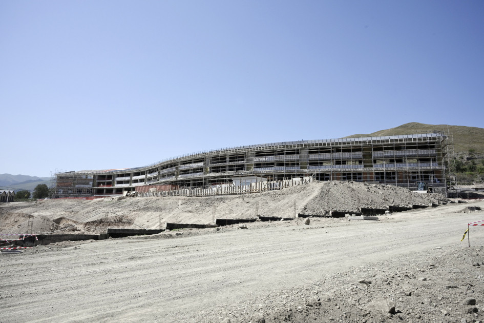 Prezident və birinci xanım Kəlbəcər Şəhər Təhsil Kompleksində aparılan işlər və bu il açılacaq modul tipli məktəbin layihəsi ilə tanış olublar - YENİLƏNİB