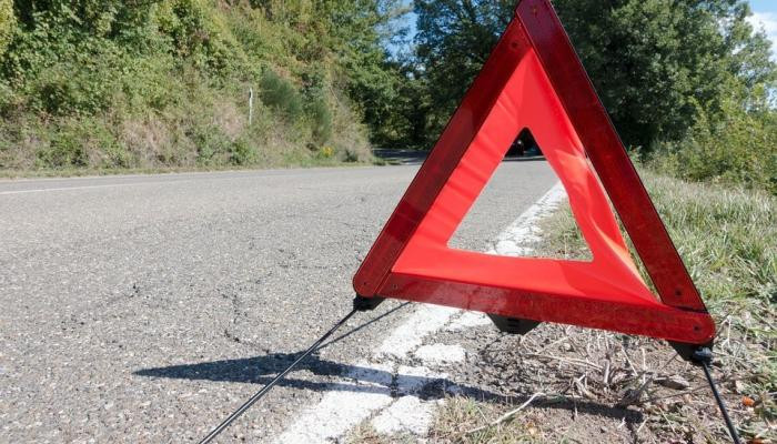 Qazaxda minik avtomobili daşa çırpılıb, 4 nəfər xəsarət alıb - YENİLƏNİB