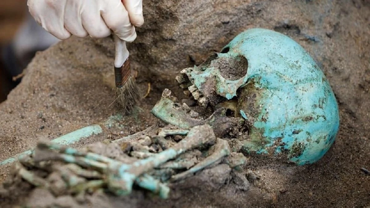 Qəbiristanlıqdan yüzlərlə yaşıl sklet tapılıb